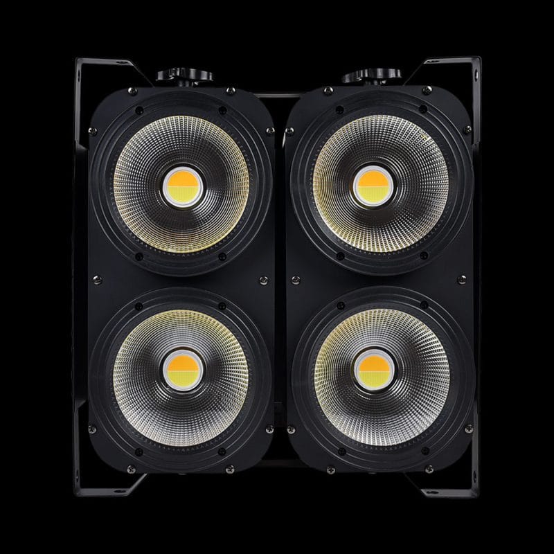 Accecatore LED 4x100W in Prospettiva Frontale su Sfondo Nero
